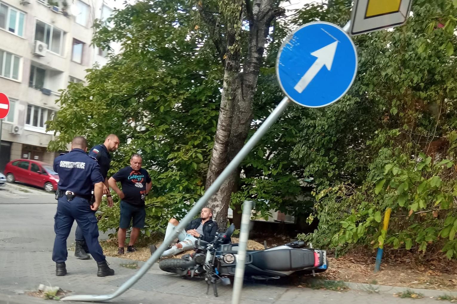 Моторист събори пътен знак на столичната ул. „Богатица“