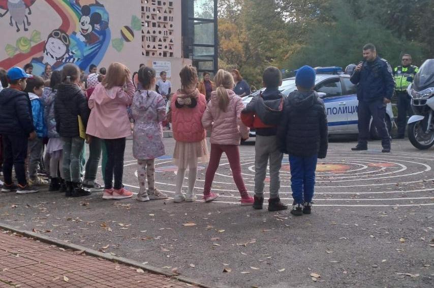 Полицаи гостуваха на децата в столично училище