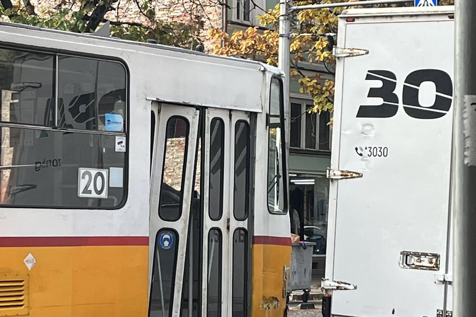 За 10 минути в София: Трамвай блъсна камион на "Дондуков", БМВ изкърти реше