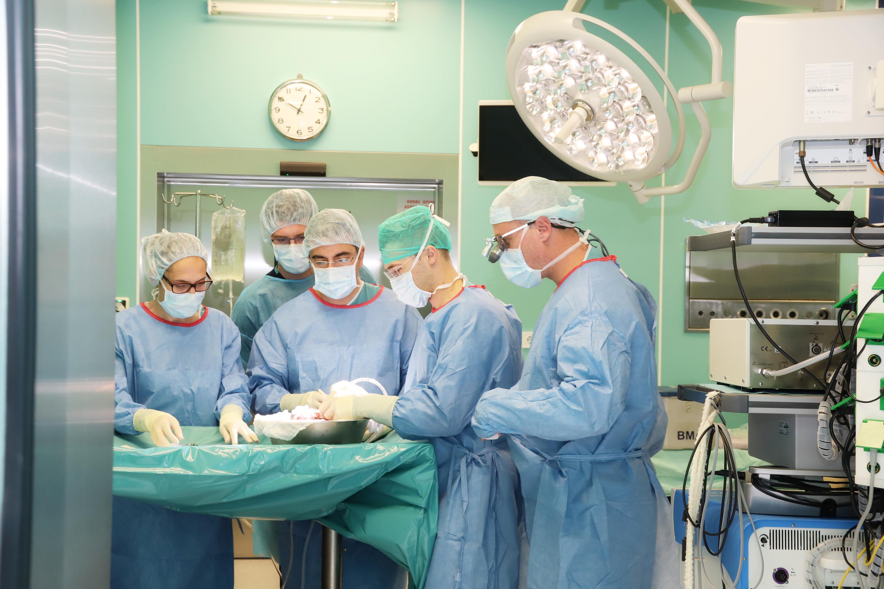 Трансплантация във ВМА София: 18-годишно момче дава живот на 56-годишна жен