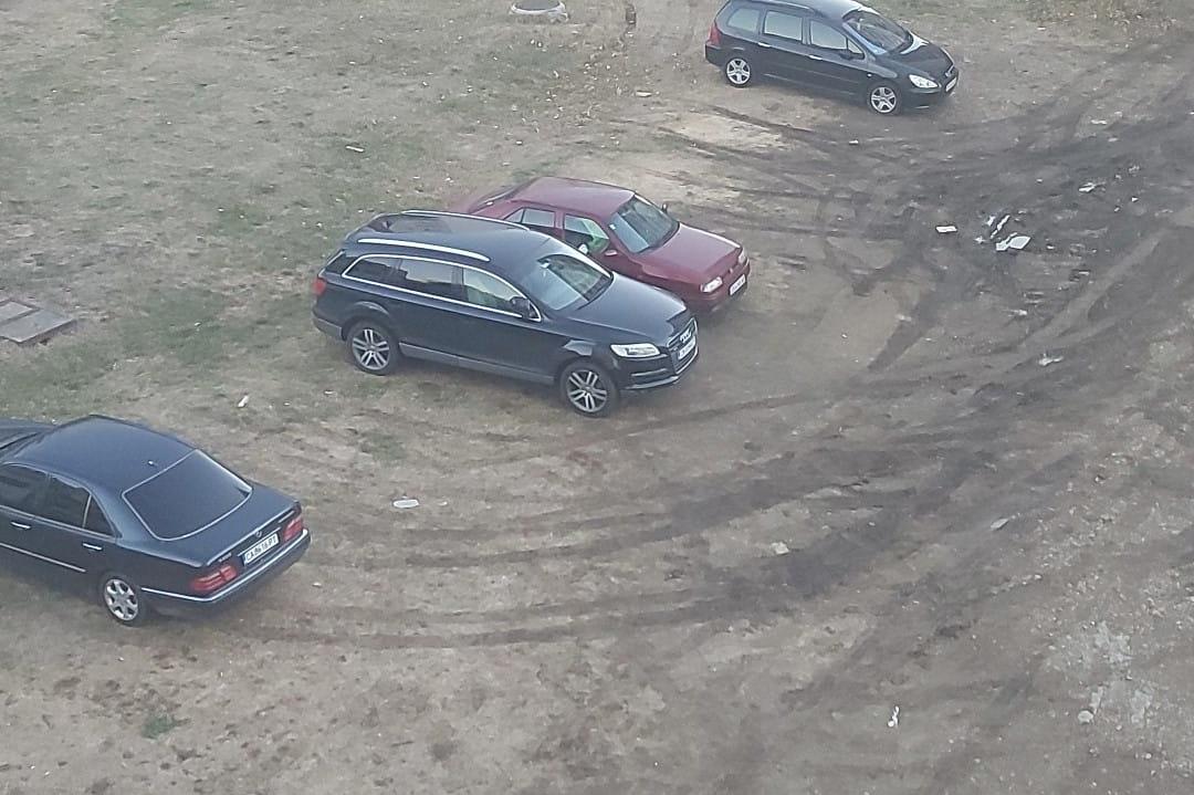 Хората настояват мястото да бъде асфалтирано, за да се превърне в паркинг
