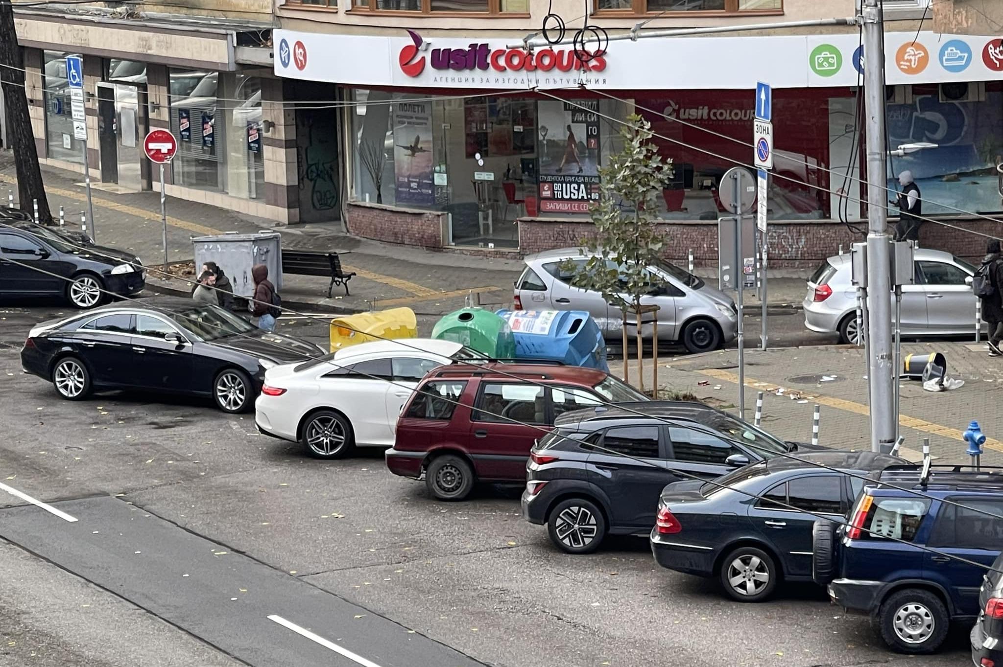 Кола се заби в контейнери за смет на столичния бул. В. Левски