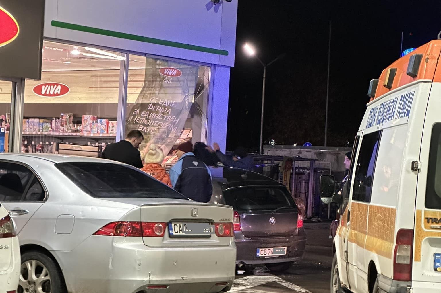 БМВ се приземи в магазина на бензиностанция на "Опълченска"