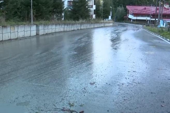 Чести аварии в Боровец превръщат път в река