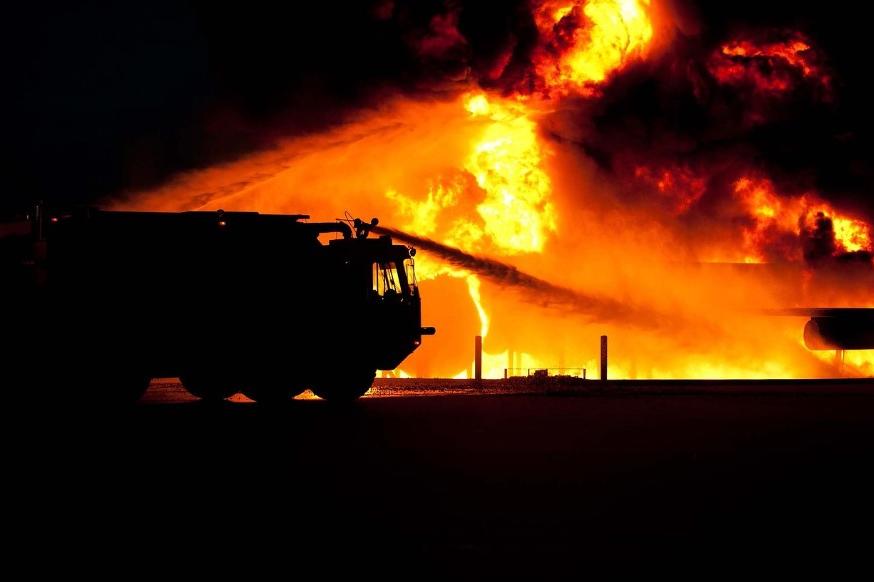 Пожар изпепели фургони на строителни работници в Самоковско