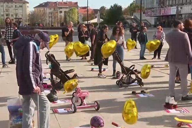 В знак на солидарност към заложниците в Газа: Златни балони и бебешки колич