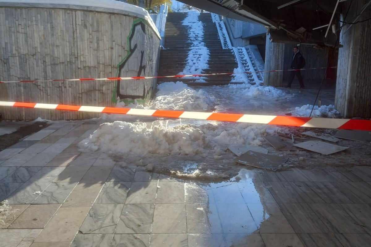 Сняг, лед и теч срутиха конструкцията и тавана на подлеза на "България" и "