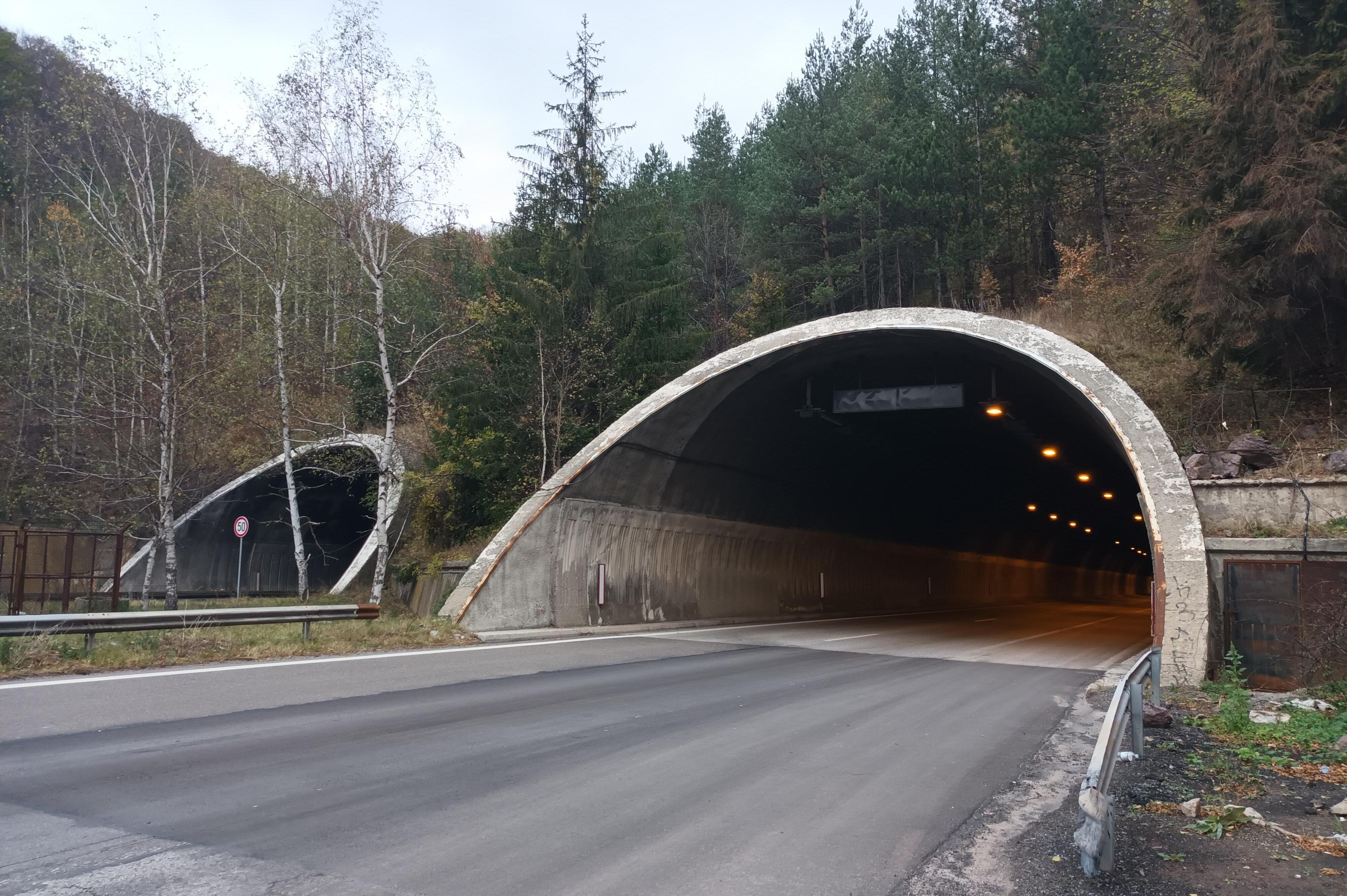 Ремонтът на тунел Топли дол: И днес товарните камиони се пренасочват по Бот