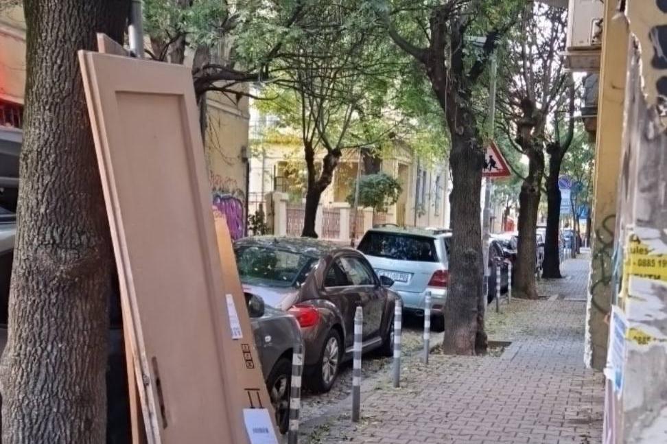 След сигнали от граждани: Глобиха мъж заради стари мебели на тротоар в Сред