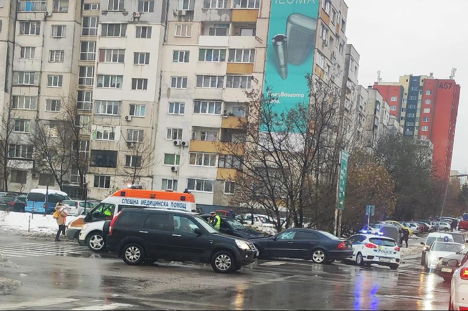 Катастрофа затруднява движението на столичния бул. Ал. Малинов