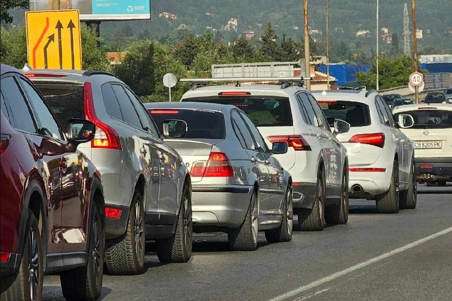 Огромно задръстване изнервя шофьорите на столичното околовръстно към Бъксто