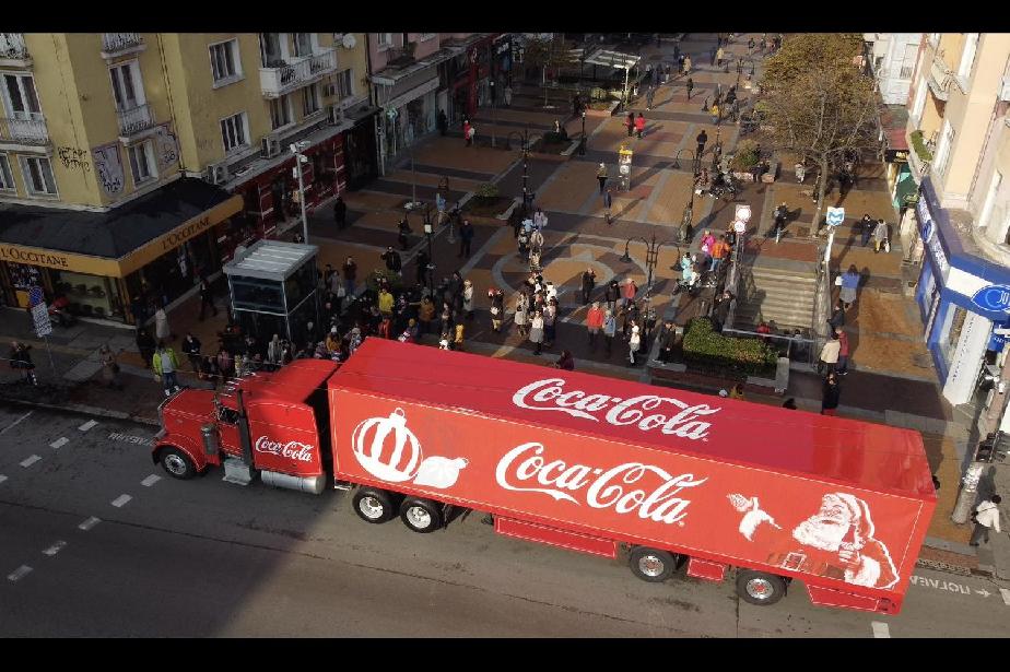 19-метровият Коледен камион на Coca-Cola пристигна столичния бул. Витоша