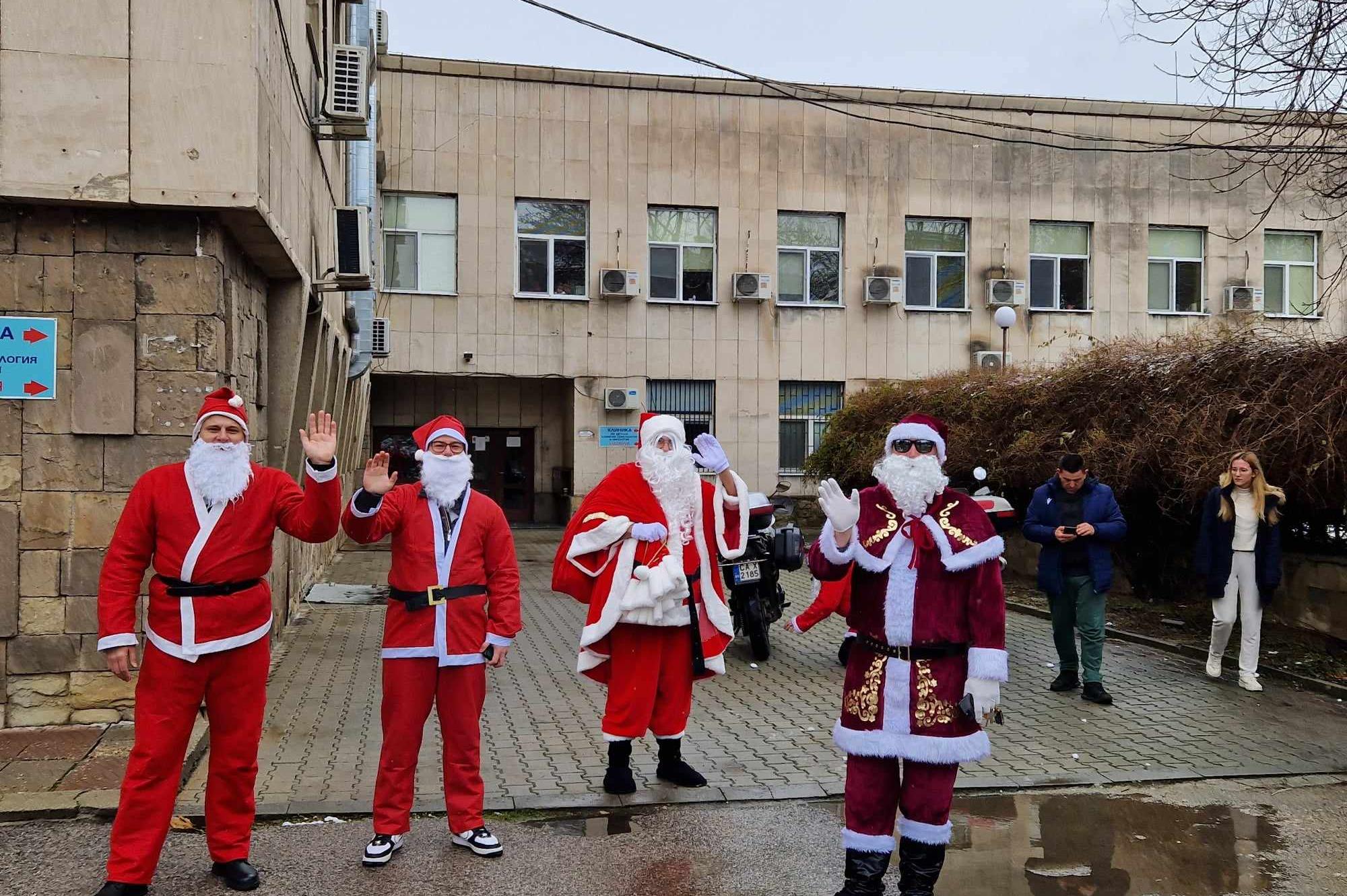 Дядо Коледовци на мотори зарадваха малките пациенти в столичната ИСУЛ (СНИМ