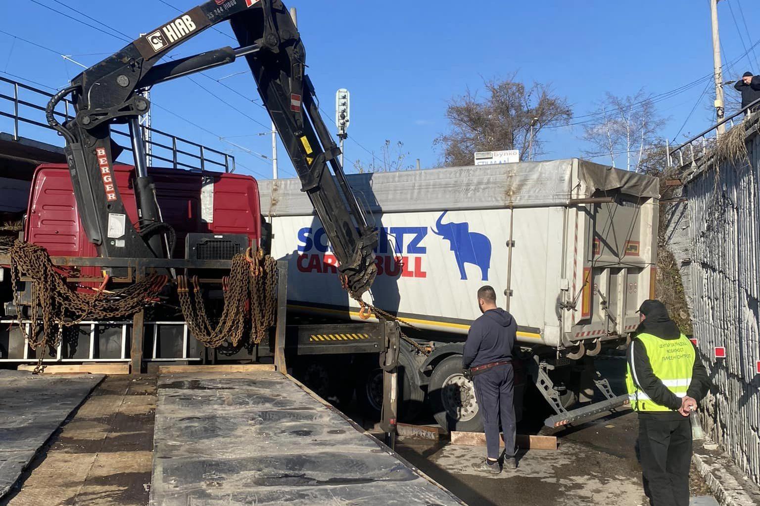 Камион с 25 тона сол затвори път в Нови Искър