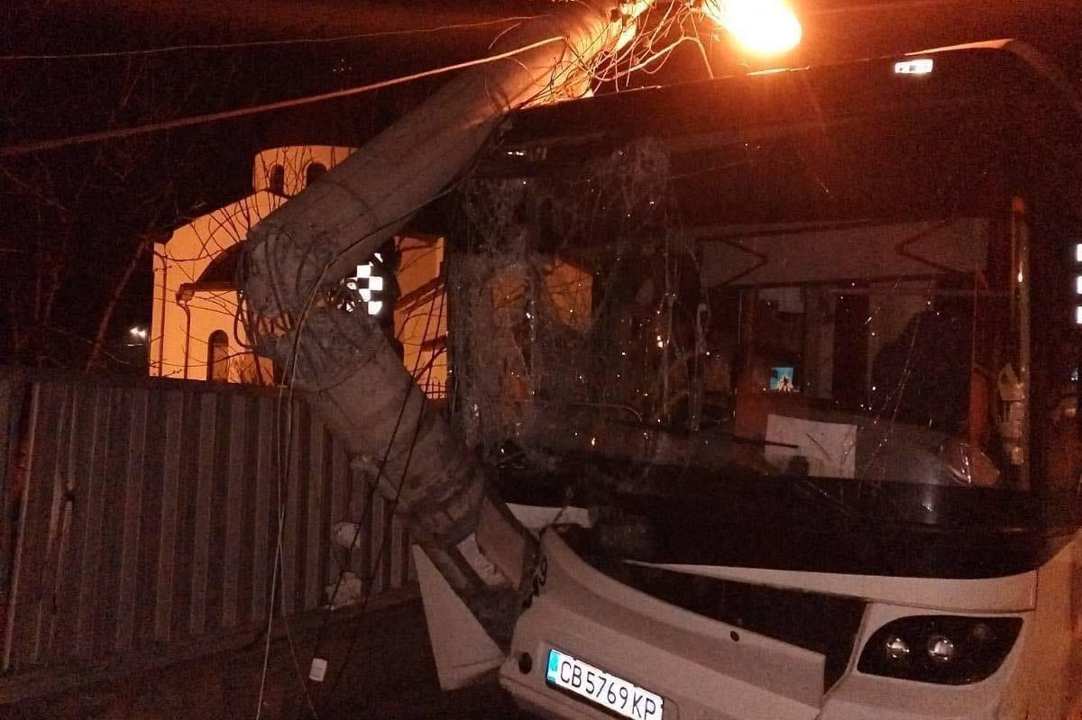 Автобус  събори стълб на столичната ул. Дмитрий Лихачов (СНИМКИ)