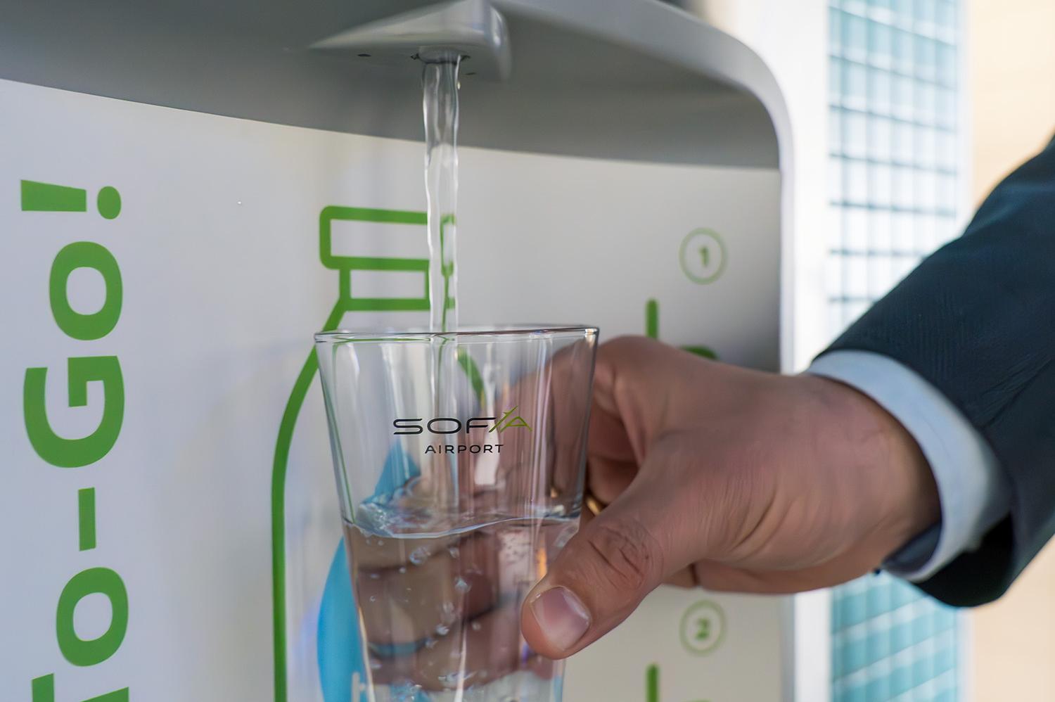 Пътниците на летище “София” вече пълнят бутилки с вода от “умни” чешмички