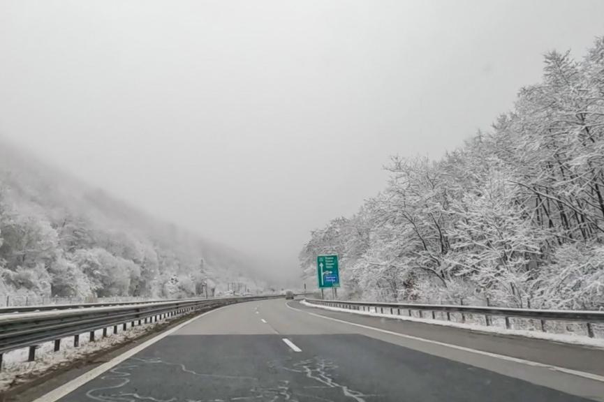 АПИ: Шофьорите да тръгват с автомобили със зимни гуми, ще вали дъжд и сняг