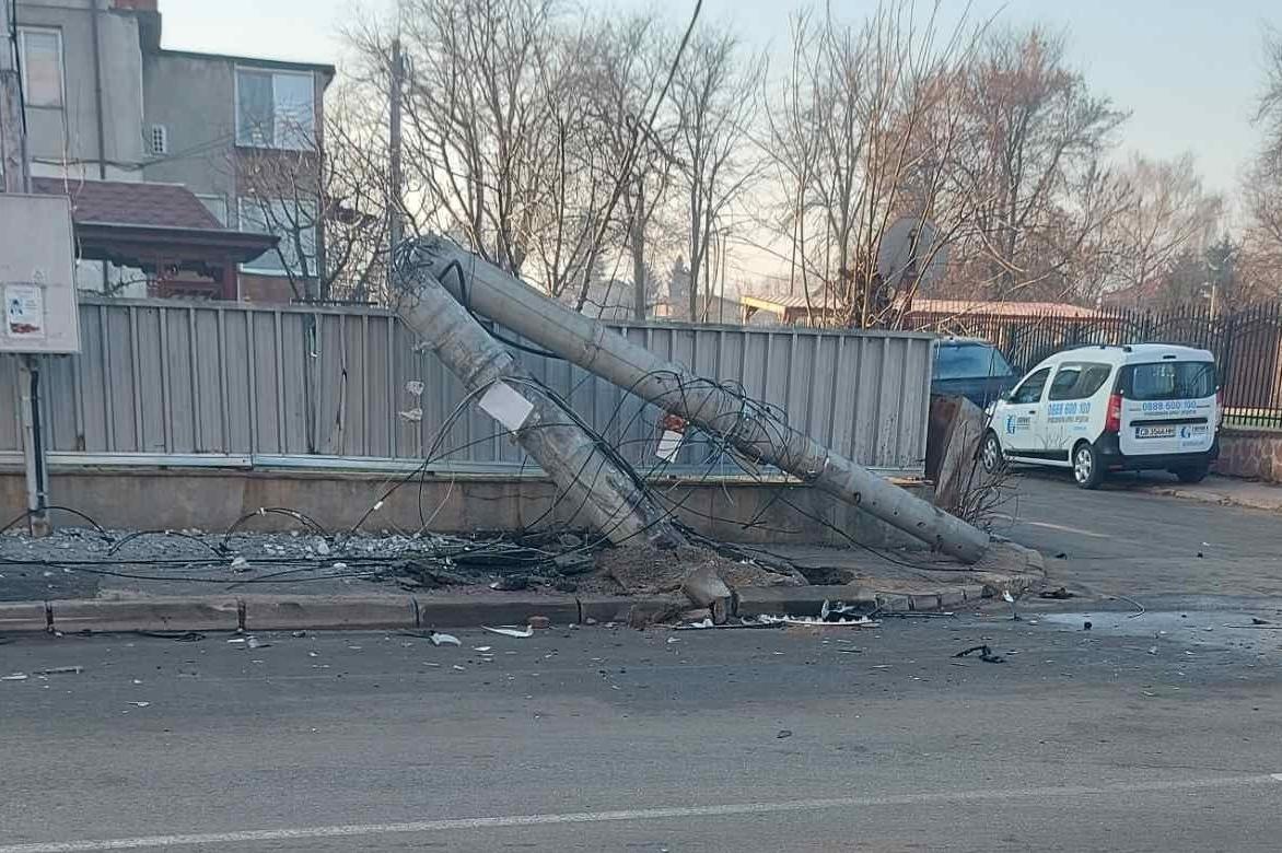 Автобус събори стълб на столичната ул. Дмитрий Лихачов (СНИМКИ)