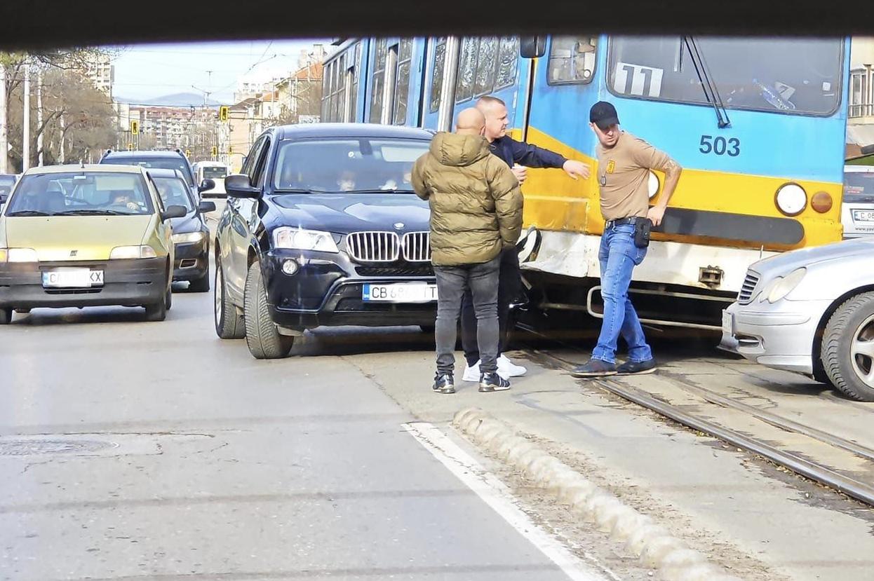 Катастрофа спря трамвай 11 на столичния бул. К. Величков (СНИМКИ)