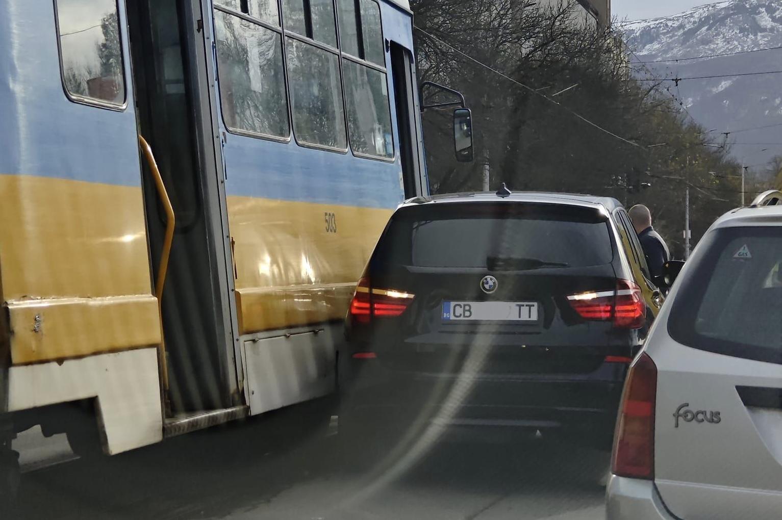 Катастрофа спря трамвай 11 на столичния бул. К. Величков (СНИМКИ)