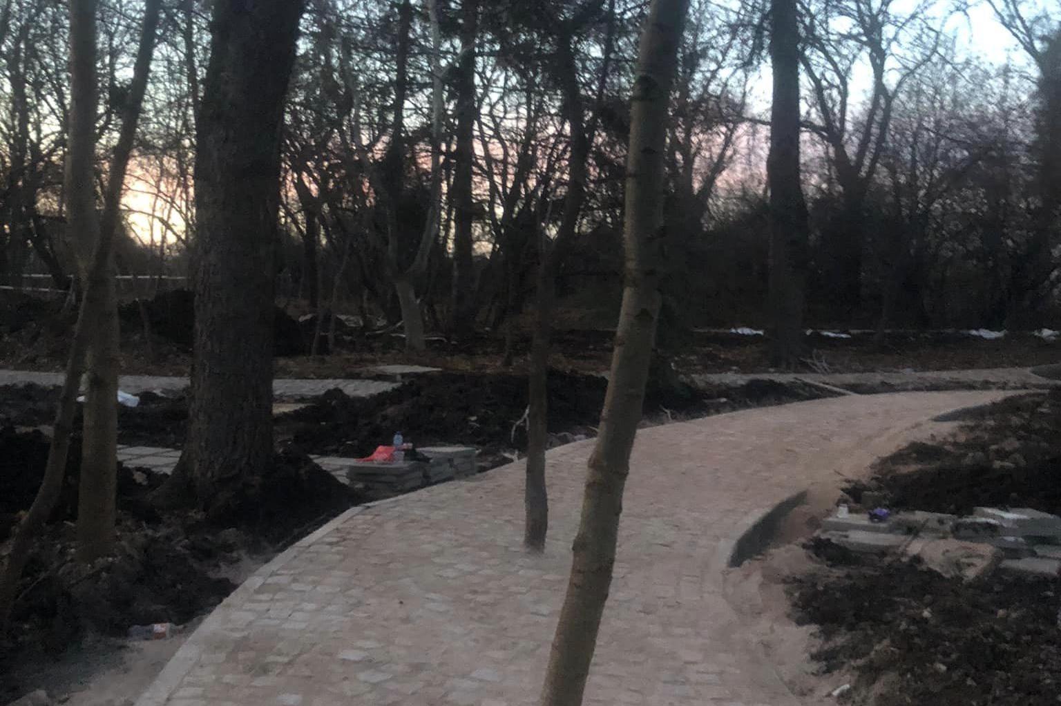 Граждани спорят за бетонирани дървета в столичния парк “Мокренски проход”  