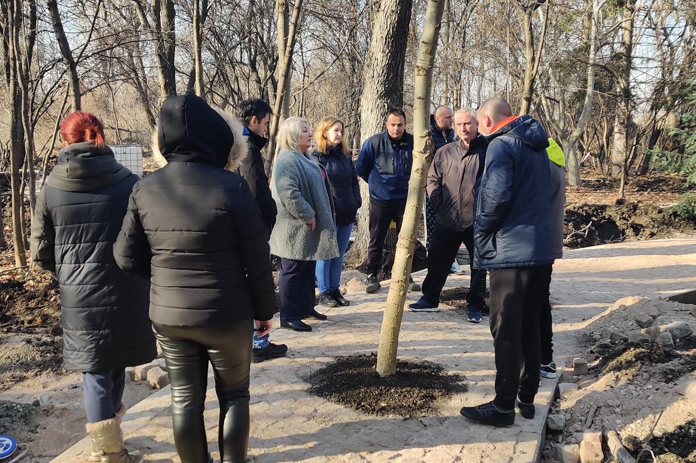 Граждани спорят за бетонирани дървета в столичния парк “Мокренски проход”  