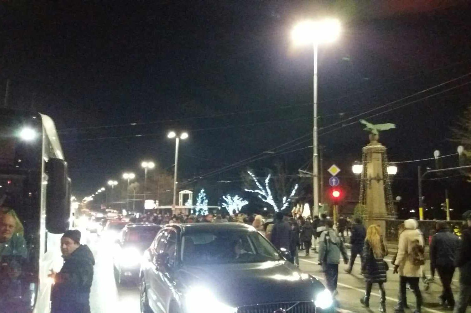 Протестиращи блокираха Орлов мост, движението е спряно