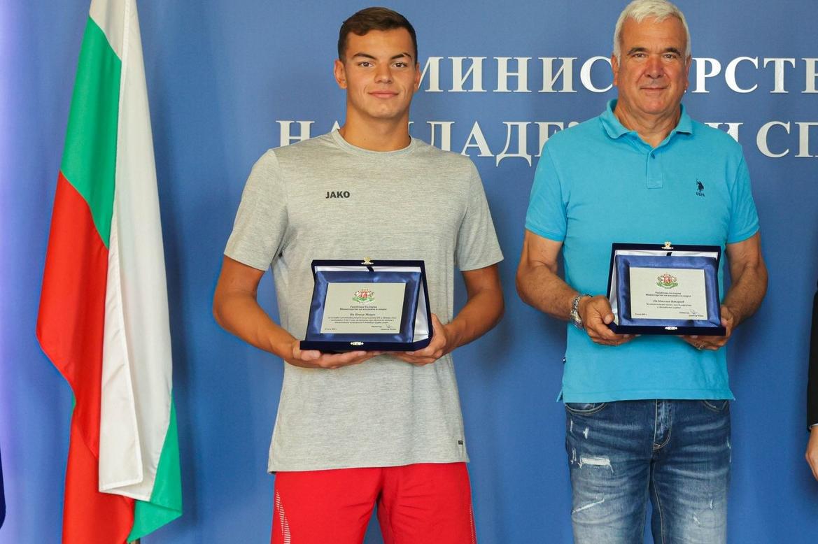 Петър Мицин и треньорът Николай Вакареев станаха №1 на родното плуване за 2