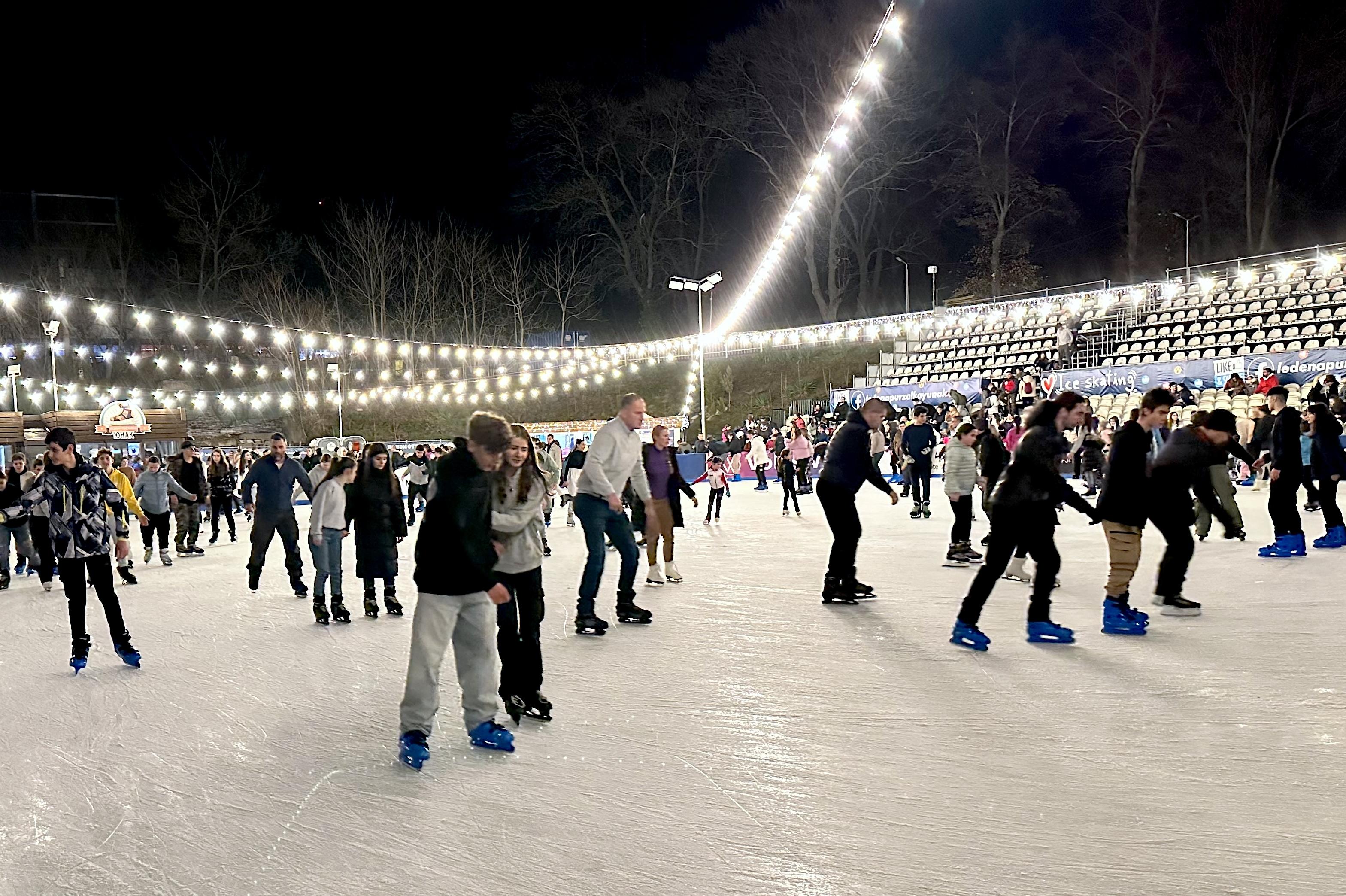 Деца до 13 години с безплатно посещение на ледената пързалка Юнак в София
