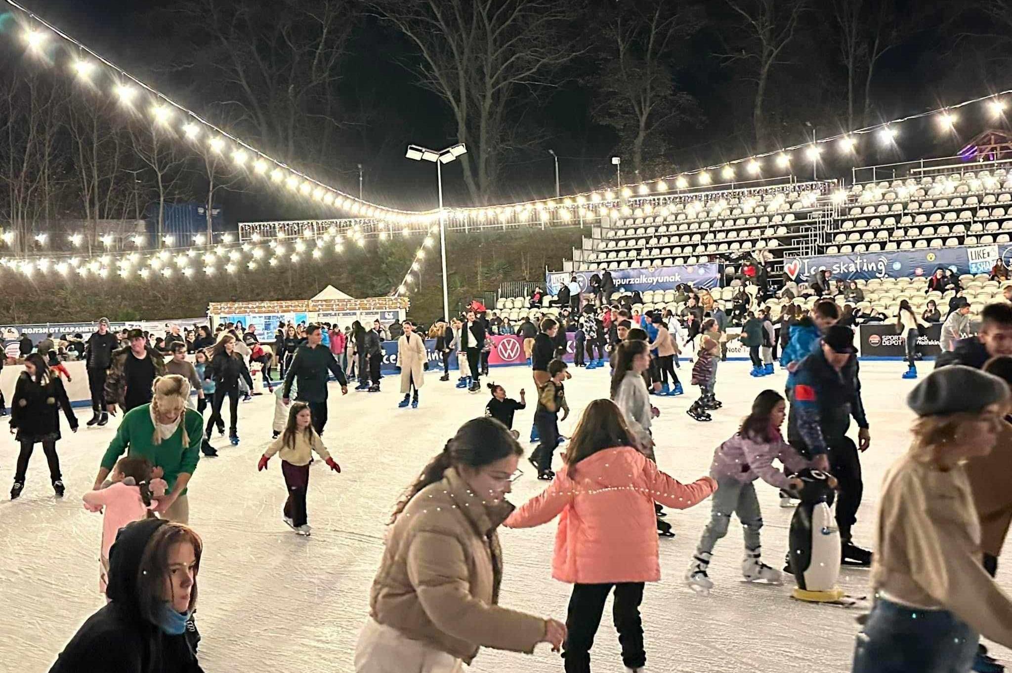 Деца до 13 години с безплатно посещение на ледената пързалка Юнак в София
