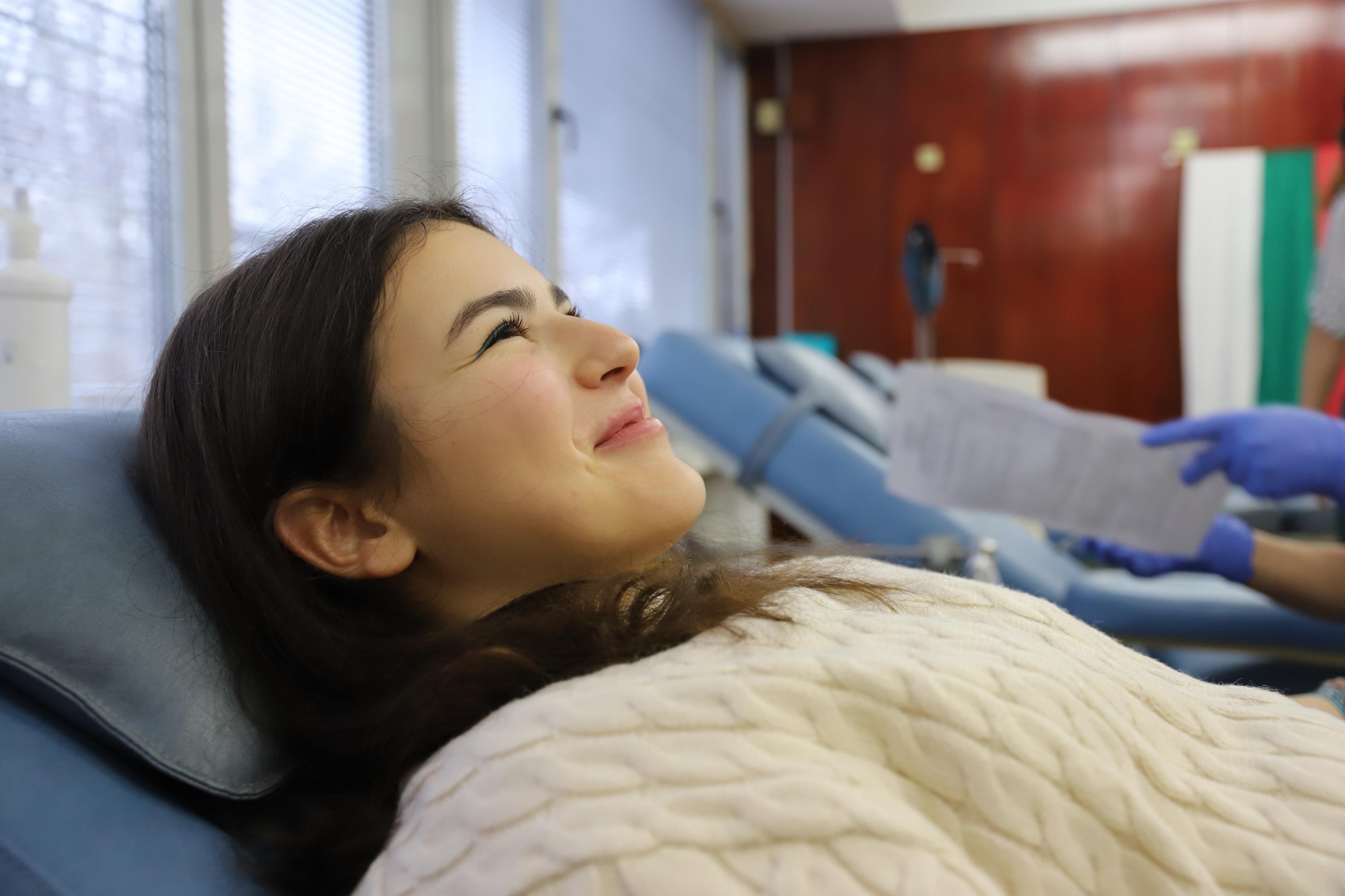 Ученици и студенти от София станаха кръводарители във ВМА (СНИМКИ)