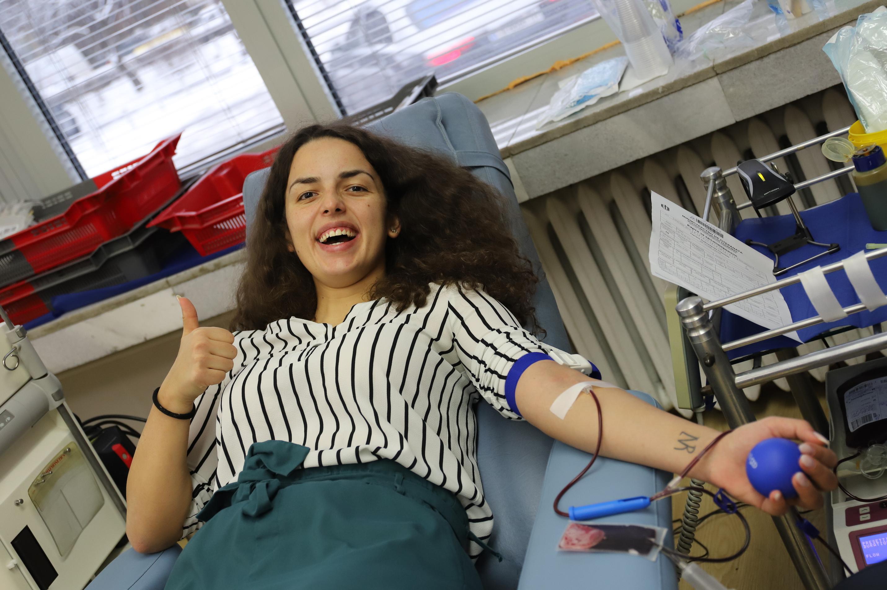 Ученици и студенти от София станаха кръводарители във ВМА (СНИМКИ)