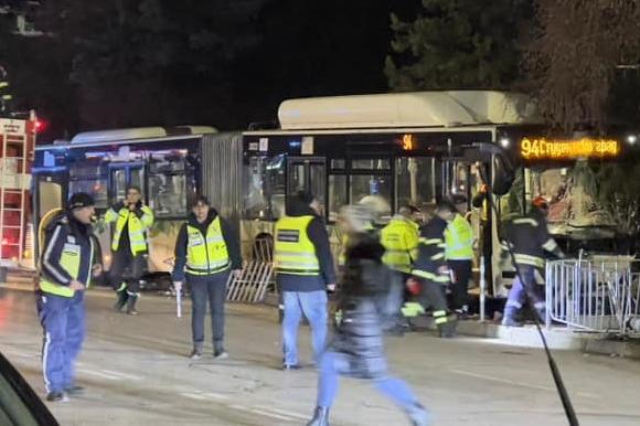 Блъснатата от автобус 94 жена е със счупен таз и в реанимация на "Св. Анна"