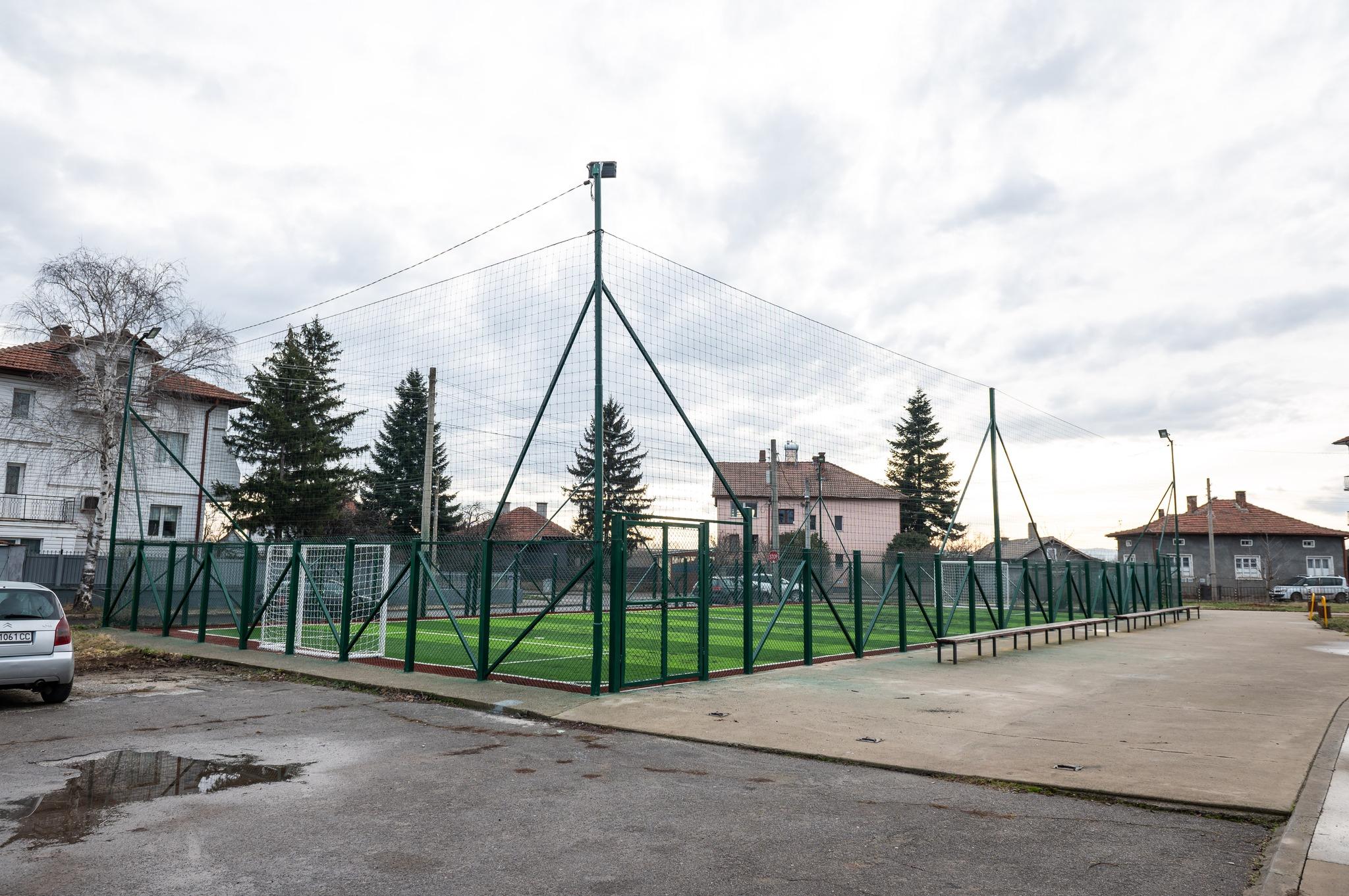 Спортните площадки в кв. Славовци и с. Войнеговци са напълно обновени