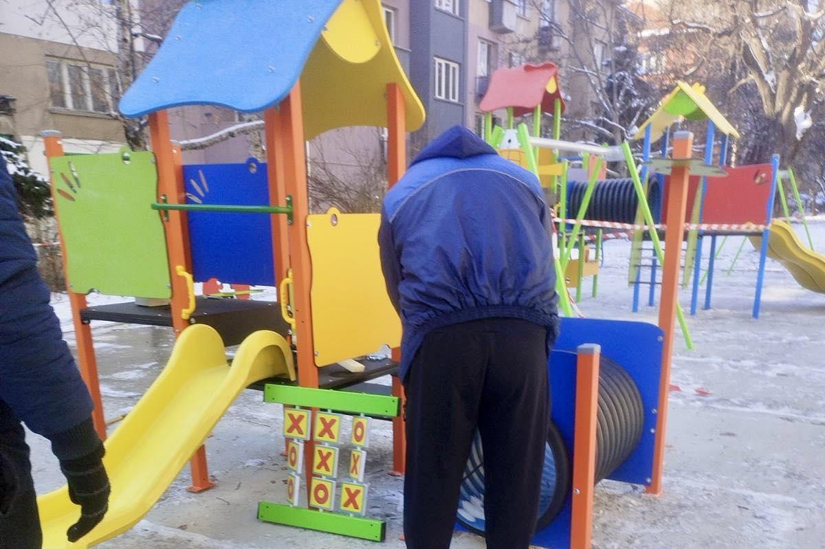 Обновена площадка в столичния Слатина привлича децата
