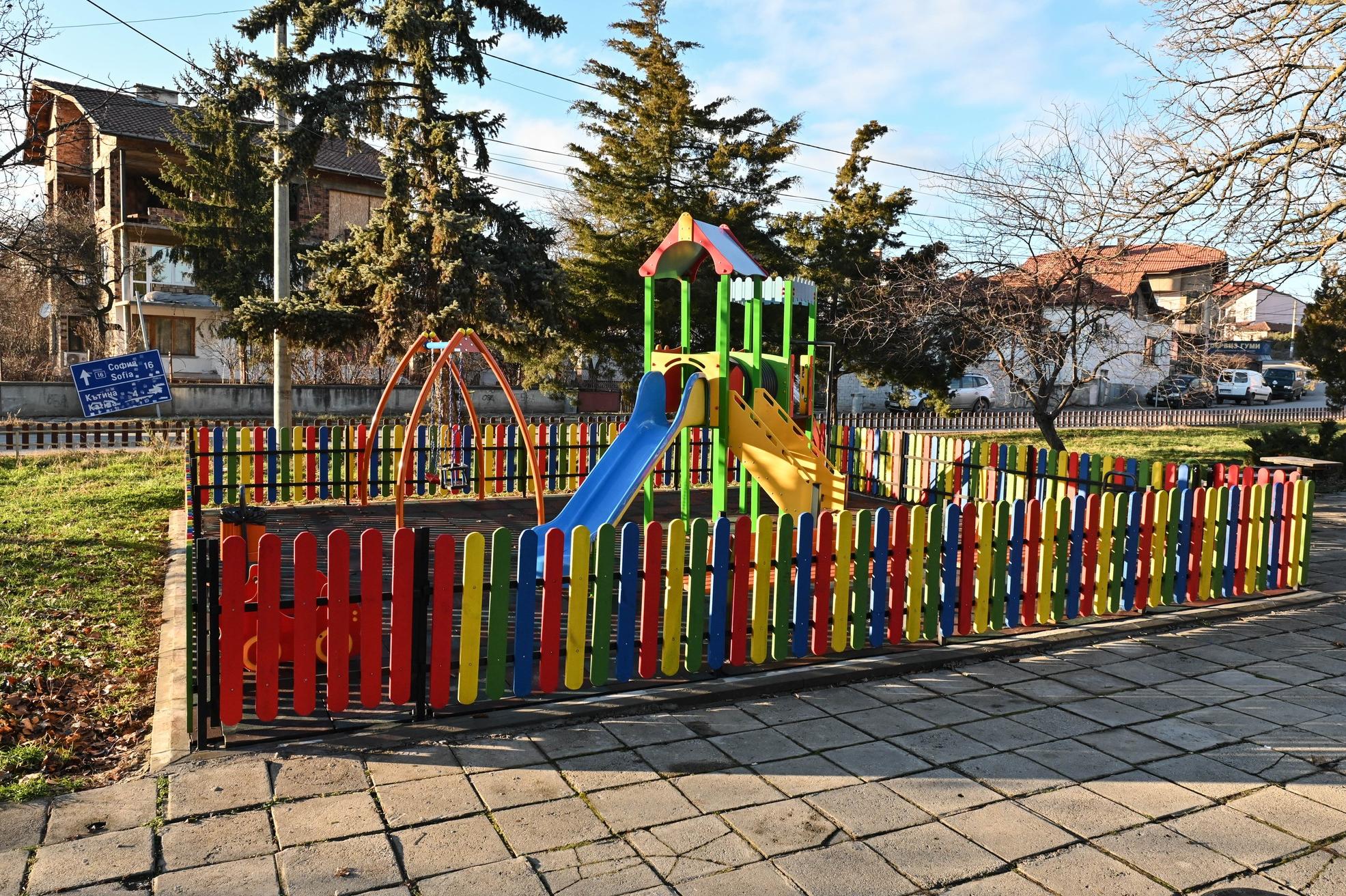 Обновени площадки привличат децата в Курило, Чепинци и Доброславци (СНИМКИ)