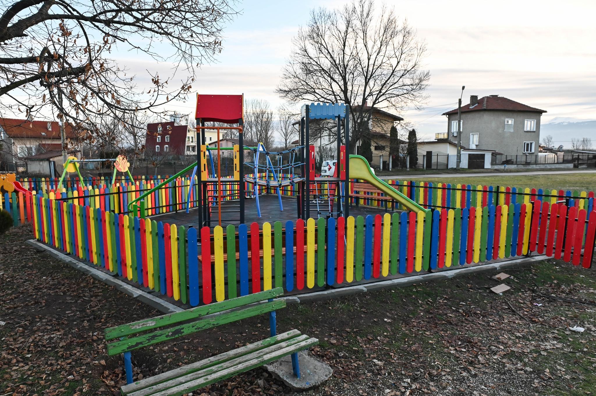 Обновени площадки привличат децата в Курило, Чепинци и Доброславци (СНИМКИ)