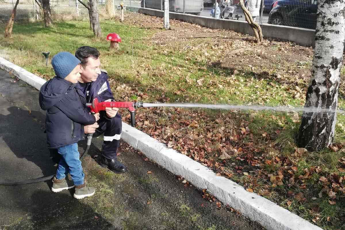 Деца от столичния Надежда станаха пожарникари за ден (СНИМКИ)