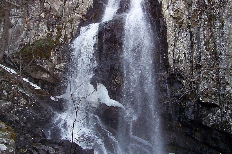 Спасителна акция във Витоша: Катерач падна край Боянския водопад