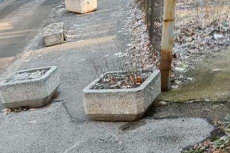 Кой и защо размести бетоновите кашпи на столичната ул. Баталова воденица?