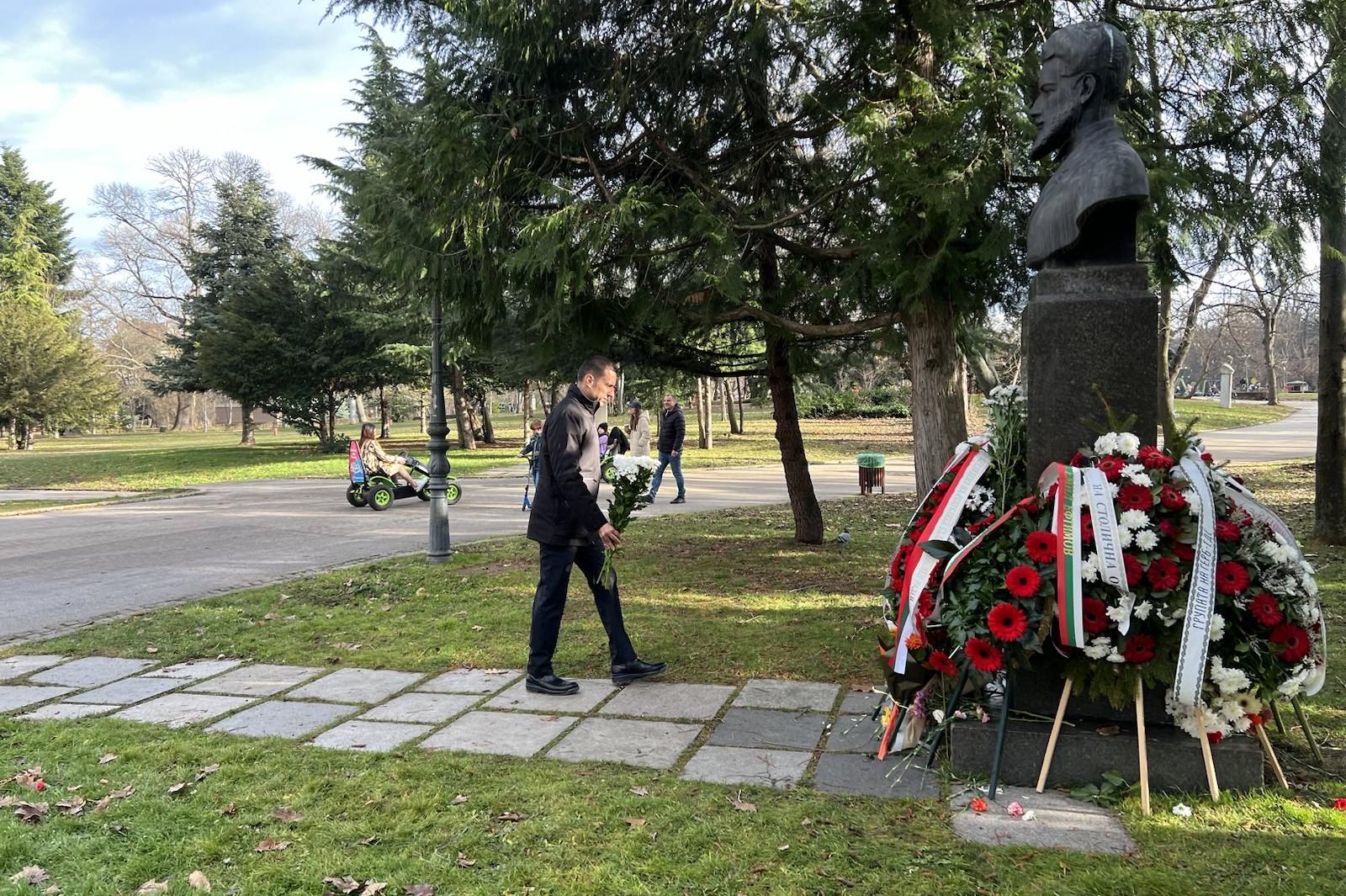 Кметът на София Васил Терзиев поднесе венец на паметника на Христо Ботев в 