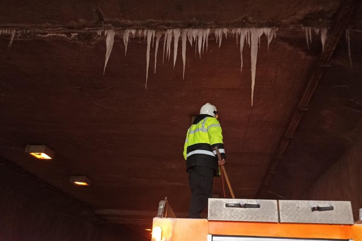 Екипи на АПП почистват ледени висулки от мостовете в София