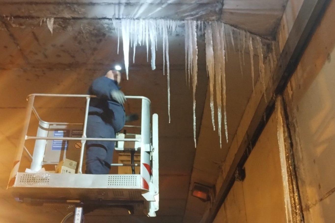 Екипи на АПП отстраняват ледени висулки от мостове и надлези в столицата