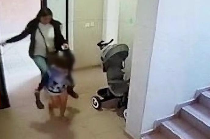 Съсед на Габриела Славова: Извеждаше детето си босо, оставяше го само вкъщи