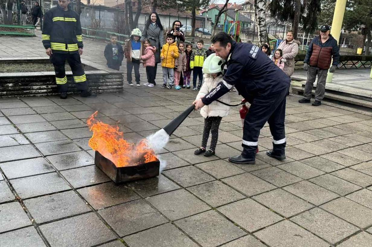 Деца от столичния Надежда станаха пожарникари за ден (СНИМКИ)