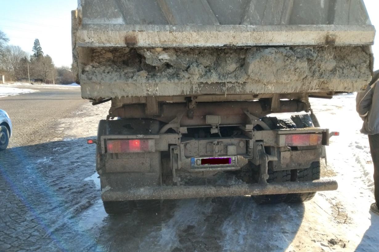 Глобиха за камион, разсипал кал по улица в Казичене