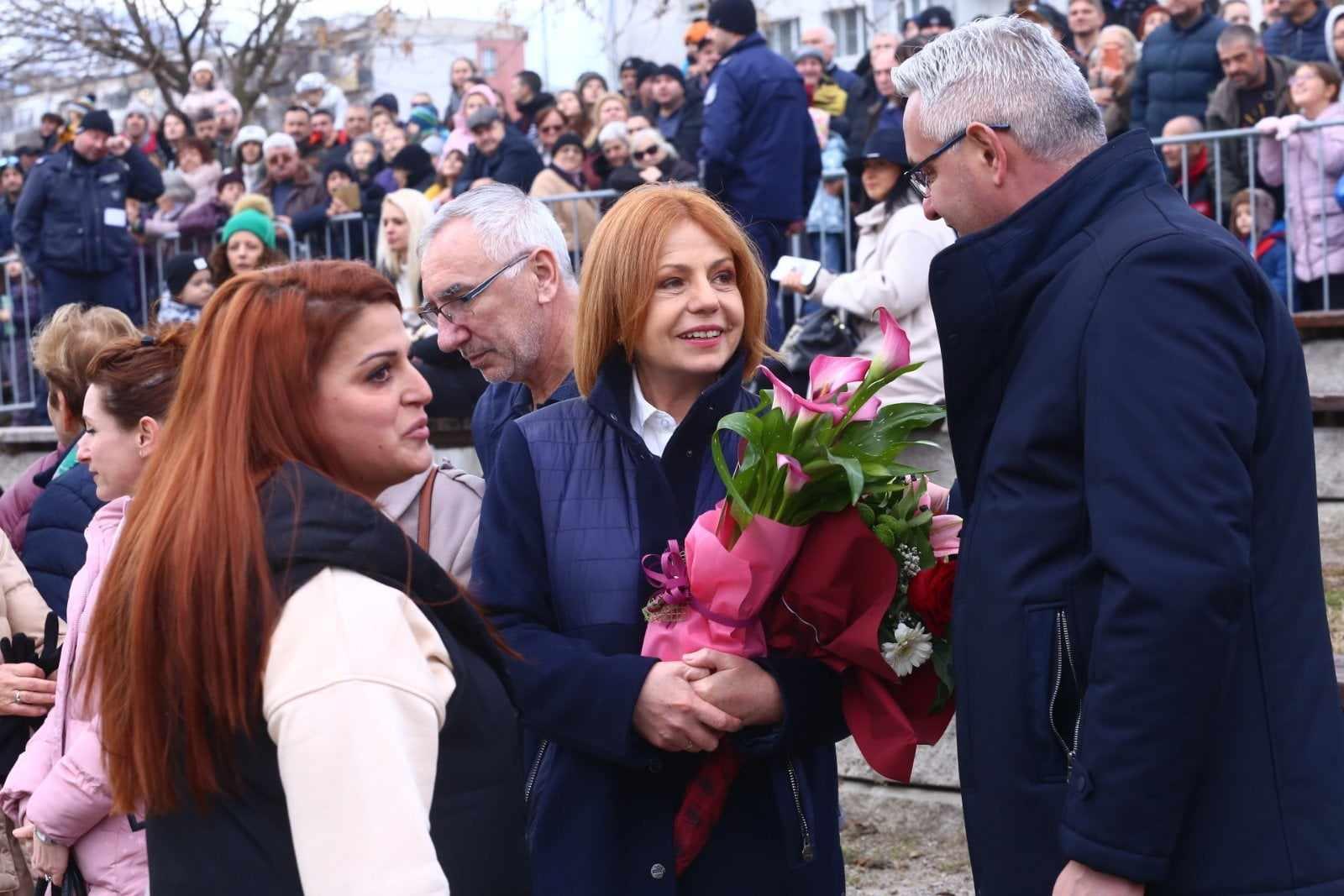 С цветя посрещнаха Йорданка Фандъкова на Богоявление край езерото в Дружба