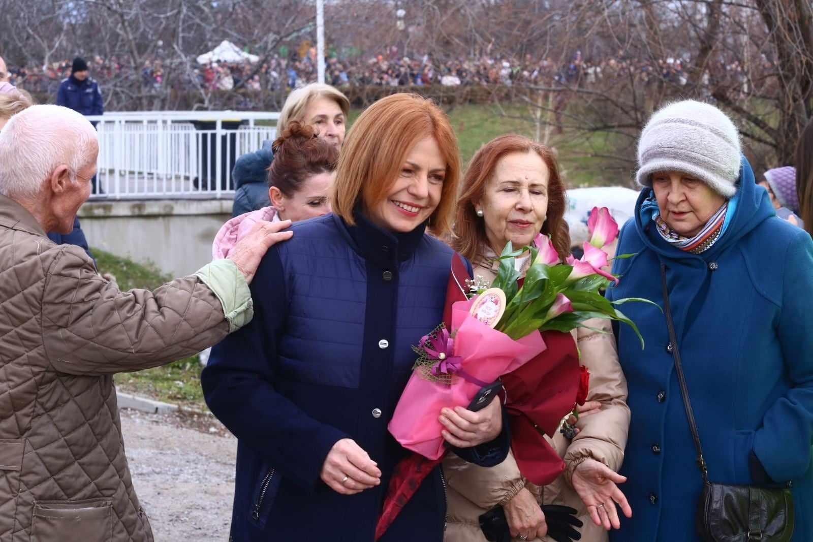 С цветя посрещнаха Йорданка Фандъкова на Богоявление край езерото в Дружба