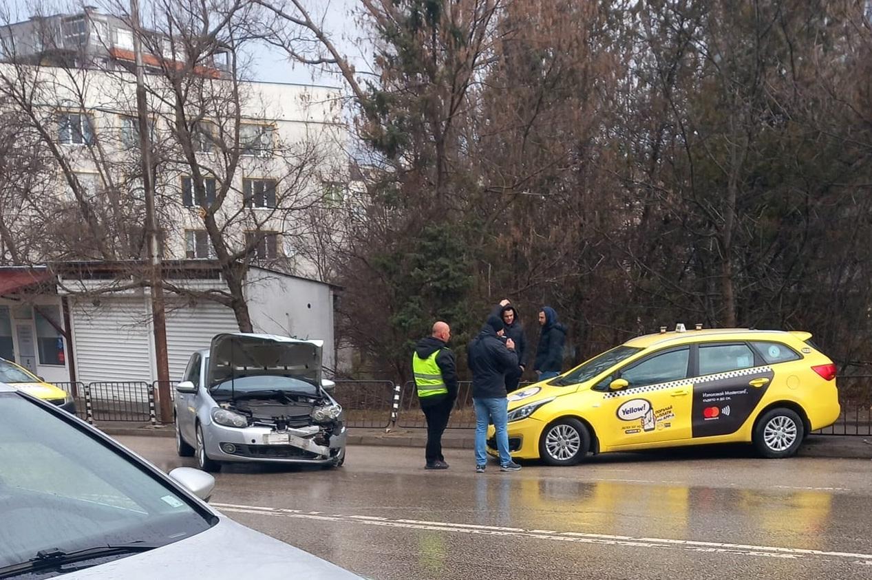 Камион и две коли катастрофираха на столичния "Гешов" до болницата