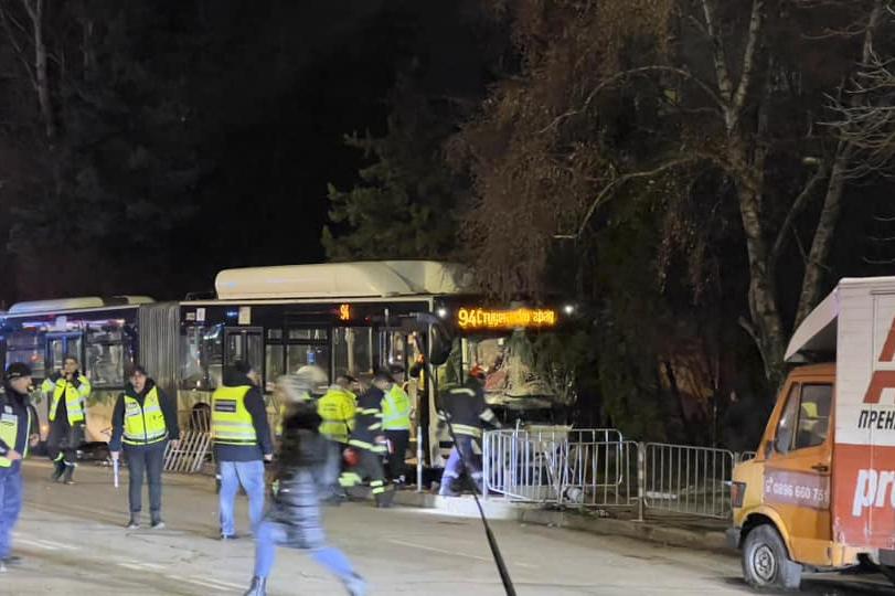 Автобус 94 катастрофира на столичния "Никола Габровски", на шофьора му е пр